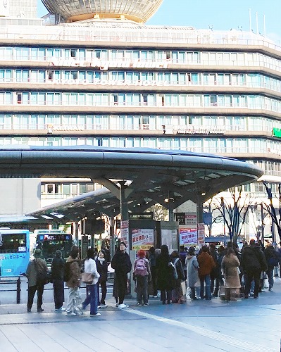 京都駅前：清水寺方面行きバスのりばの混雑状況