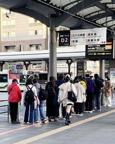京都駅前：清水寺方面行きバスのりばの混雑状況