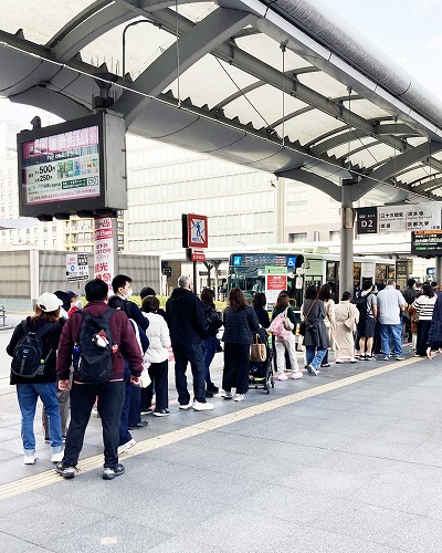 京都駅前：清水寺方面行きバスのりばの混雑状況