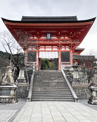 清水寺境内ではスロープのみで本堂・舞台へ行ける