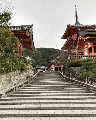 清水寺境内ではスロープのみで本堂・舞台へ行ける