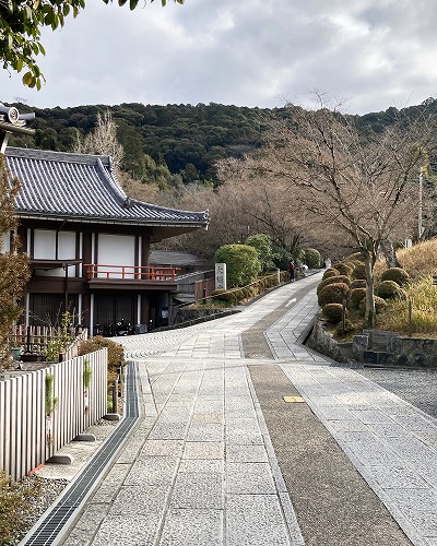 清水寺境内ではスロープのみで本堂・舞台へ行ける