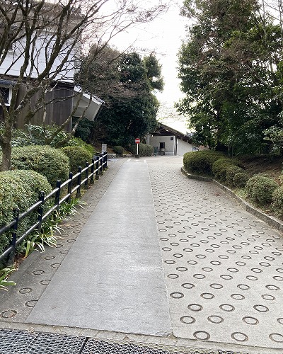 清水寺境内ではスロープのみで本堂・舞台へ行ける